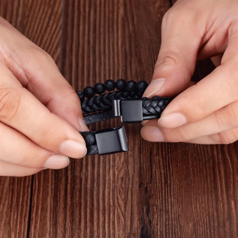 Serene Schild Armband | Omarm sereniteit met de SereneShield Armband, met hematietstenen die bekend staan om hun stressverlichtende eigenschappen. Hij is ontworpen om dagelijks te dragen en geeft rust en een modieuze touch aan elke look.