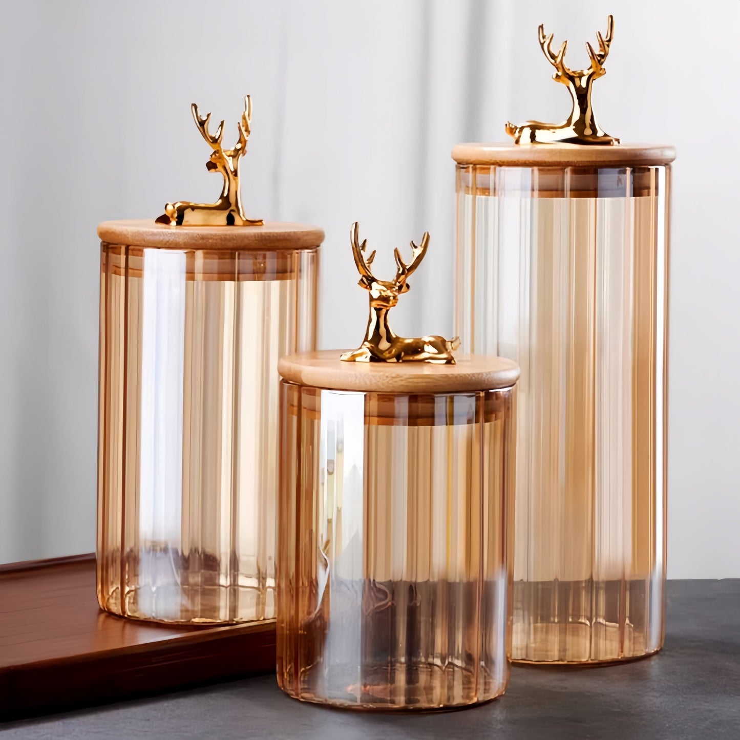 Elowen Stag Amber Afwerking Glazen Potten Set Van Drie Met Gouden Deksel
