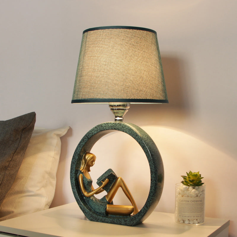 Moderne Meisje Lezende Hars Nachtlamp 1-Licht Tafelstandverlichting met Tapered Stoffen Schaduw in Blauw