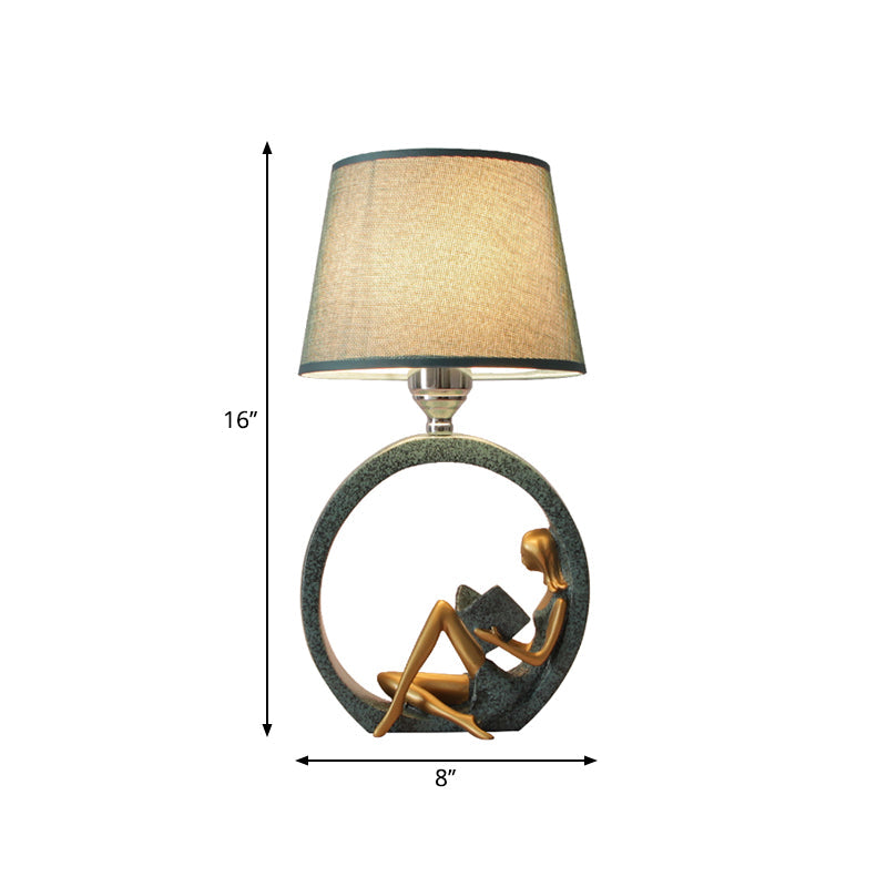 Moderne Meisje Lezende Hars Nachtlamp 1-Licht Tafelstandverlichting met Tapered Stoffen Schaduw in Blauw