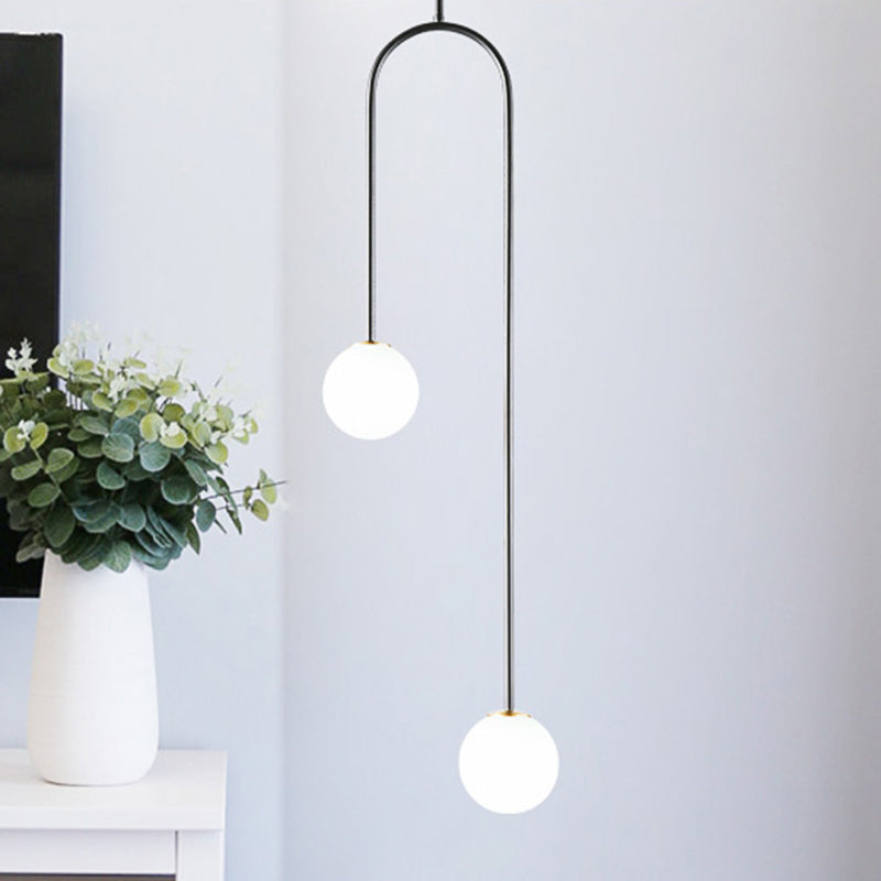 Zwarte/Gouden Bal Cluster Hanglamp Post-Modernist 2 Lichten Witte Glas Led Plafondlamp met Gebogen Stang