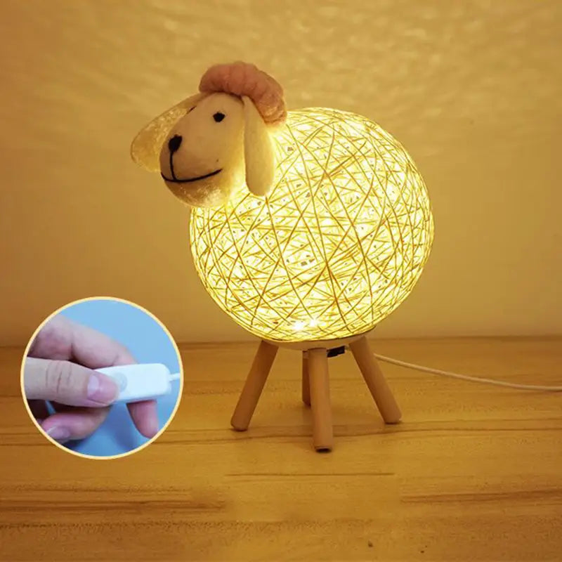 Schaap Nachtlamp met Geweven Lampenkap en Houten Basis voor een Gezellige Sfeer