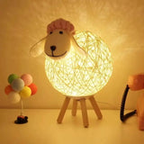 Schaap Nachtlamp met Geweven Lampenkap en Houten Basis voor een Gezellige Sfeer