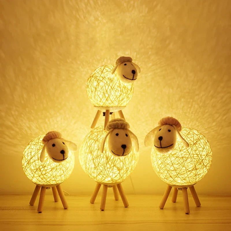 Schaap Nachtlamp met Geweven Lampenkap en Houten Basis voor een Gezellige Sfeer