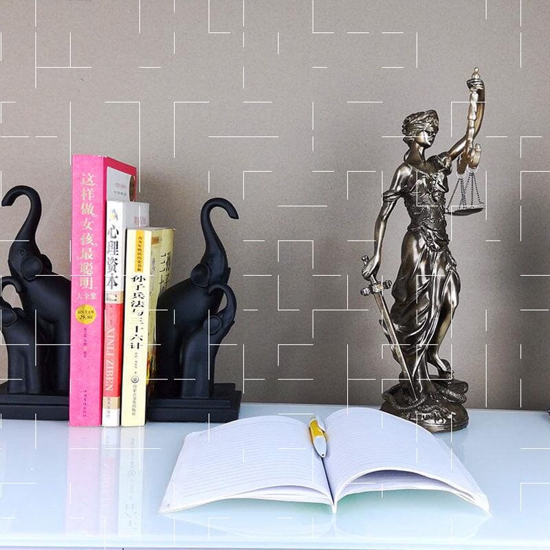 Decoratiestandbeeld van de Godin van de Rechtvaardigheid
