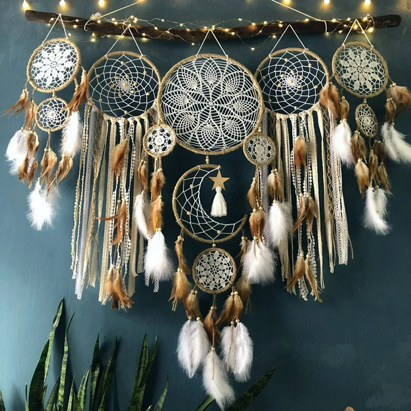 Bohemian Droomvanger Wanddecoratie met Maanmotief en Veren voor een Sfeervolle Interieur