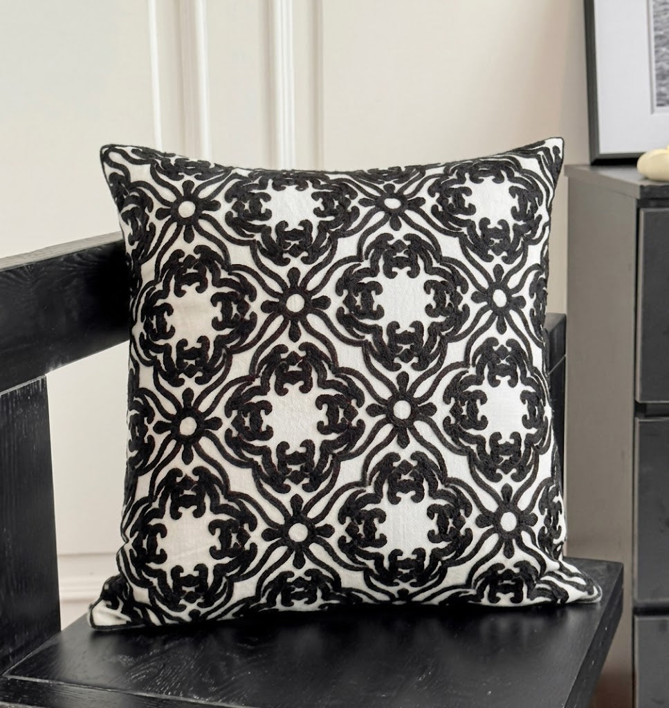 Auralithe - Blauw Geborduurd Sierkussen met Ornamentmotief
