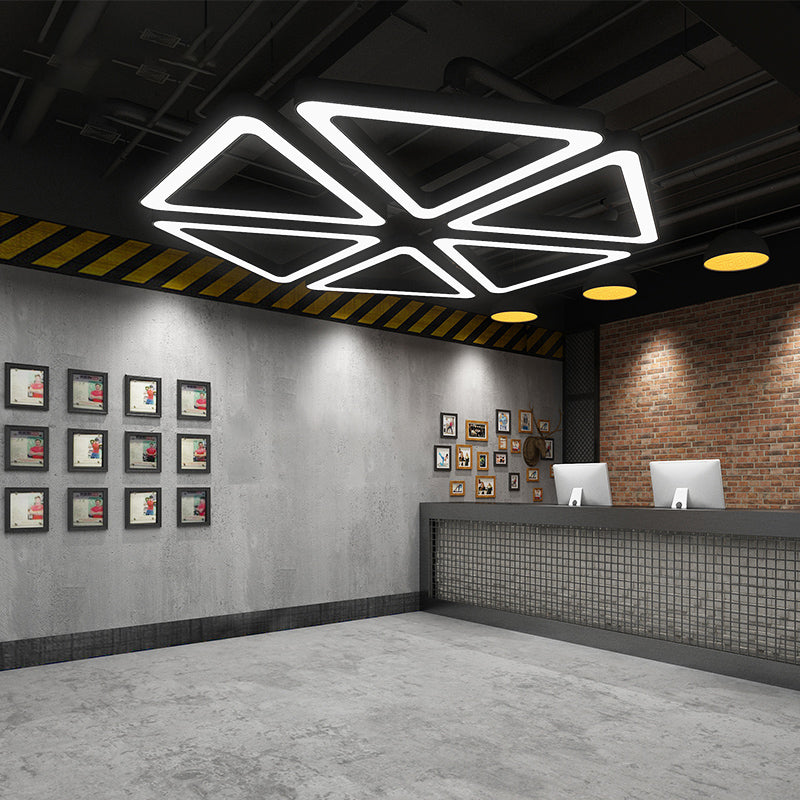 Driehoekige Gym Plafond Hanglamp Metallic Moderne LED Kroonluchter Verlichting in Zwart