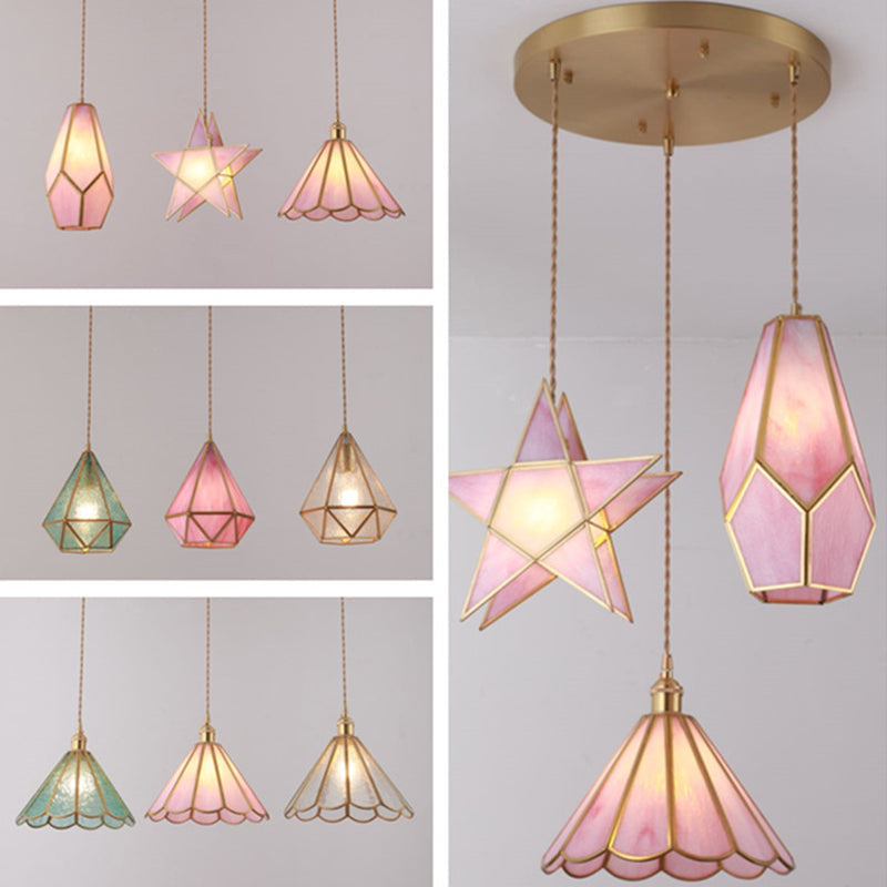 Hanglamp Tiffany-stijl met glazen schaduw en messing plafondplaat