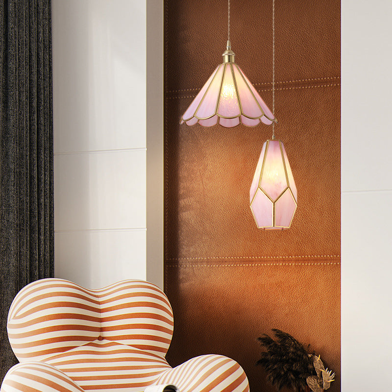 Hanglamp Tiffany-stijl met glazen schaduw en messing plafondplaat