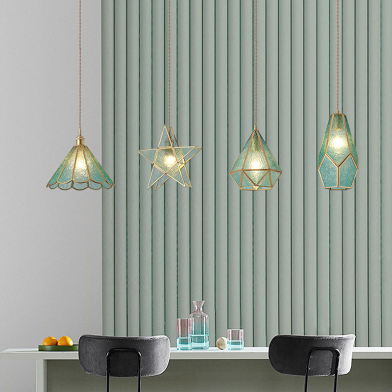 Hanglamp Tiffany-stijl met glazen schaduw en messing plafondplaat