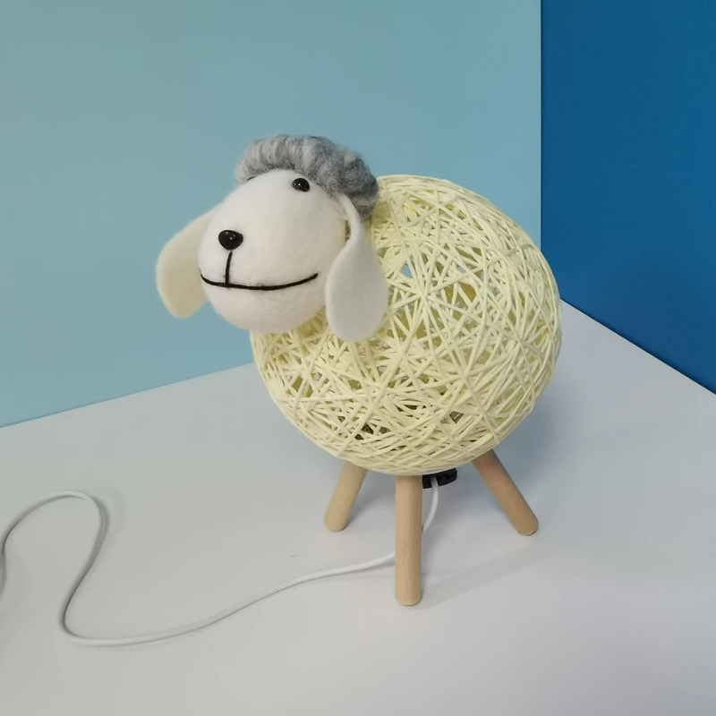 Schaap Nachtlamp met Geweven Lampenkap en Houten Basis voor een Gezellige Sfeer