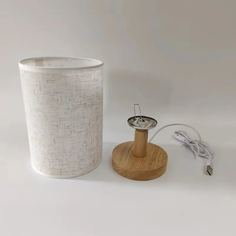 Stijlvolle Tafellamp met Houten Basis en Stoffen Kap voor een Gezellige Sfeer