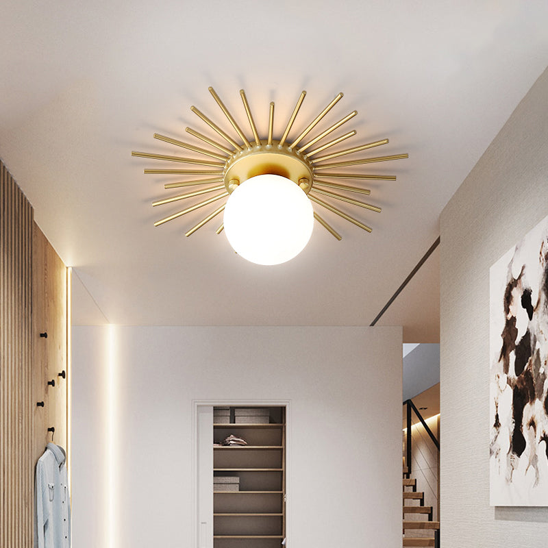 Sferische Flush Mount Verlichting met Frosted Glazen Schaduw Minimalisme 1 Lamp Plafond Gemonteerd Armatuur in Goud