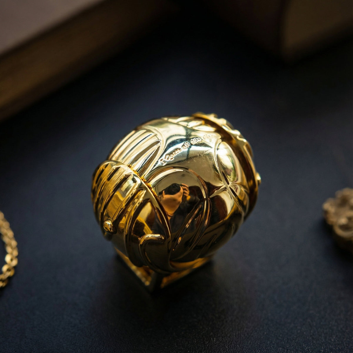Ringdoos met vleugelmechaniek – Verguld ontwerp & Beweeglijke constructie