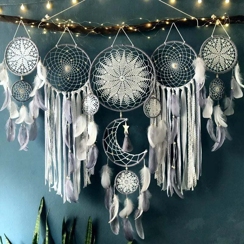 Bohemian Droomvanger Wanddecoratie met Maanmotief en Veren voor een Sfeervolle Interieur