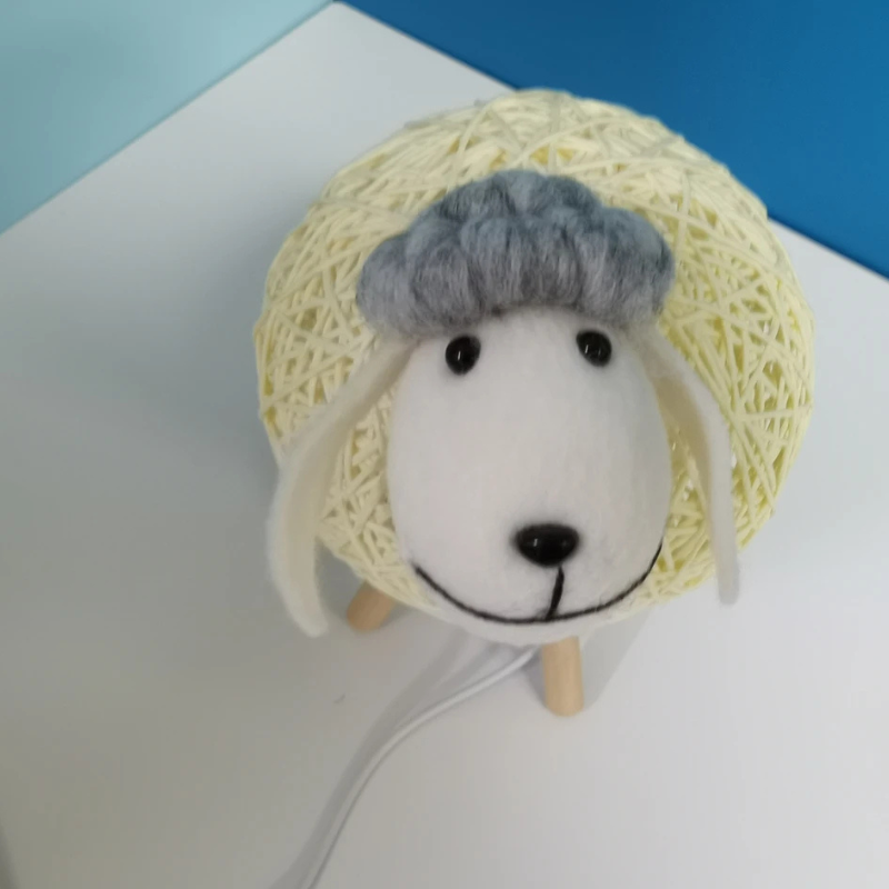 Schaap Nachtlamp met Geweven Lampenkap en Houten Basis voor een Gezellige Sfeer