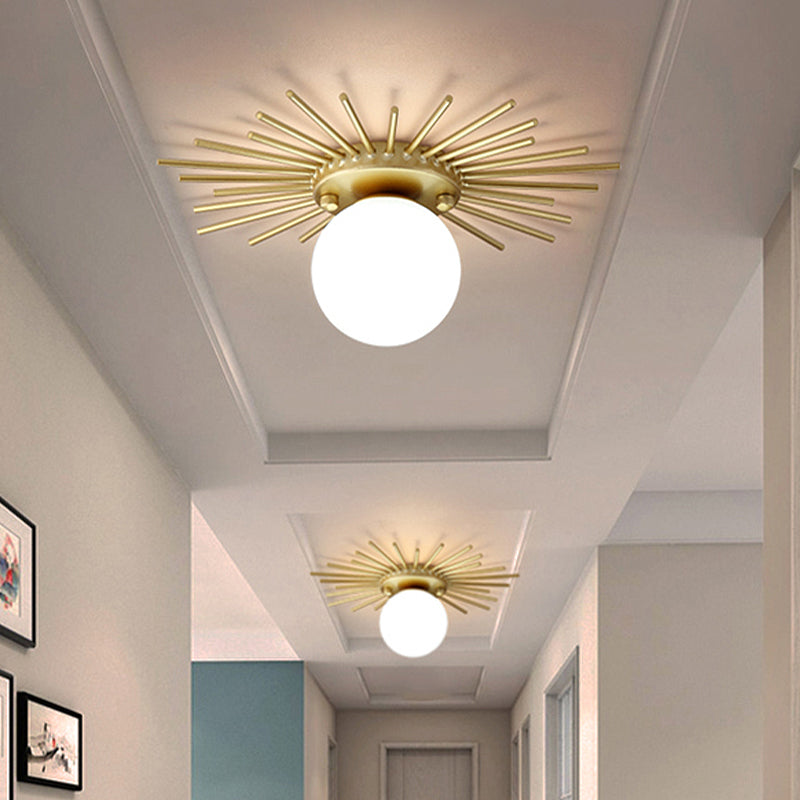 Sferische Flush Mount Verlichting met Frosted Glazen Schaduw Minimalisme 1 Lamp Plafond Gemonteerd Armatuur in Goud
