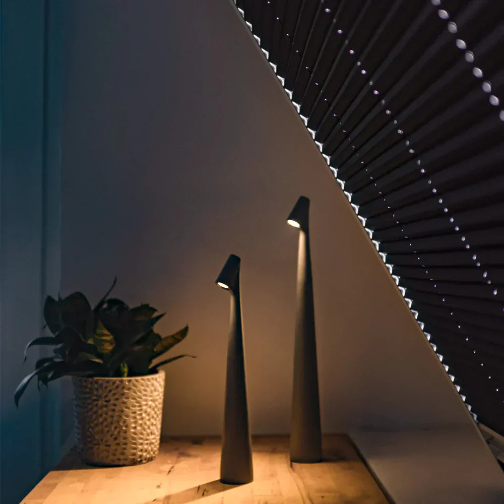 Elegante LED-tafellamp met modern en slank ontwerp en touch-schakelaar