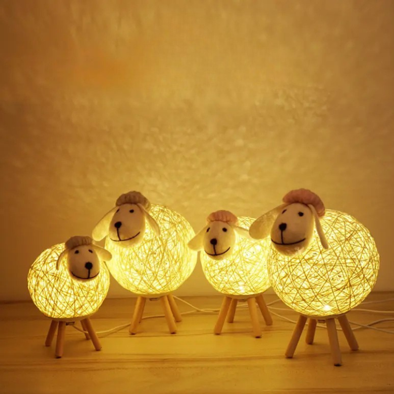 Schaap Nachtlamp met Geweven Lampenkap en Houten Basis voor een Gezellige Sfeer
