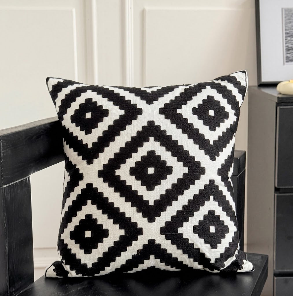 Auralithe - Blauw Geborduurd Sierkussen met Ornamentmotief