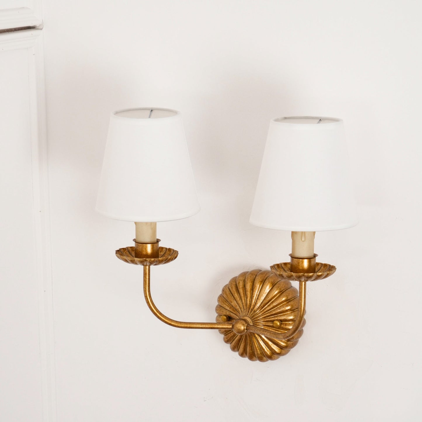 Axiom Wandlamp van Antiek Goudmetaal en Vintage Industrieel Stof