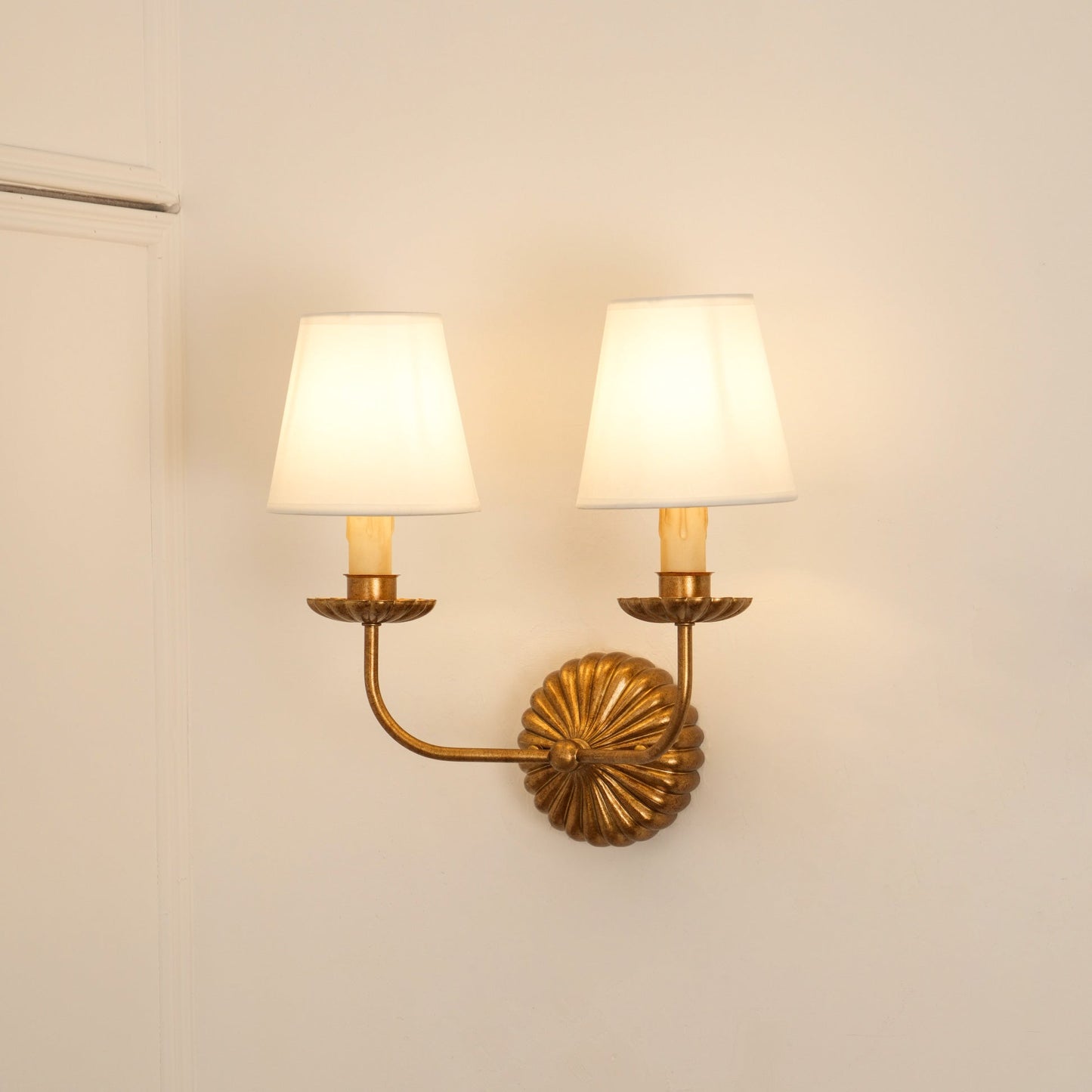 Axiom Wandlamp van Antiek Goudmetaal en Vintage Industrieel Stof