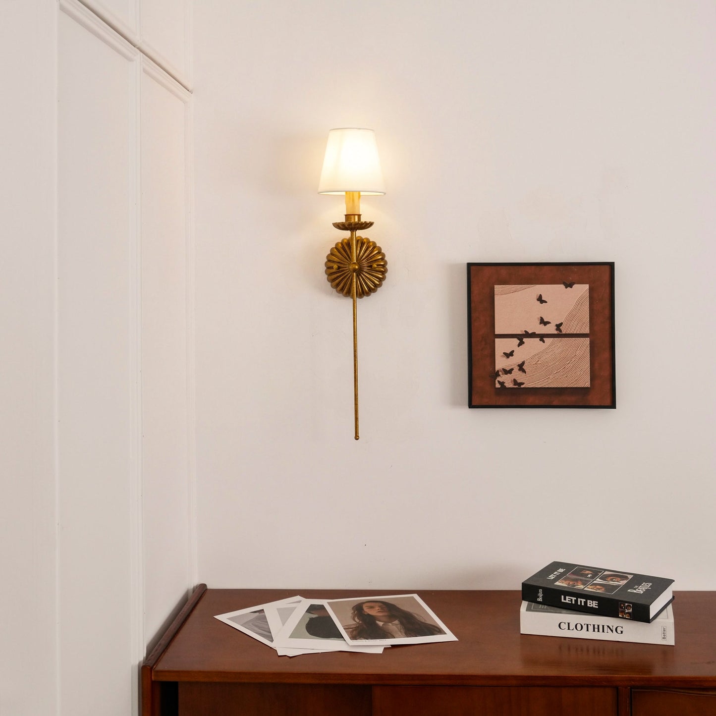 Axiom Wandlamp van Antiek Goudmetaal en Vintage Industrieel Stof