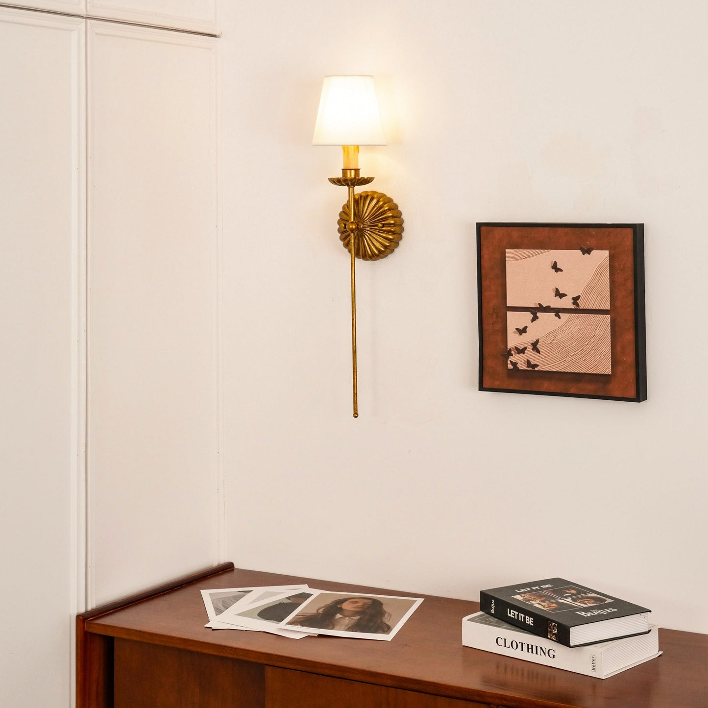 Axiom Wandlamp van Antiek Goudmetaal en Vintage Industrieel Stof