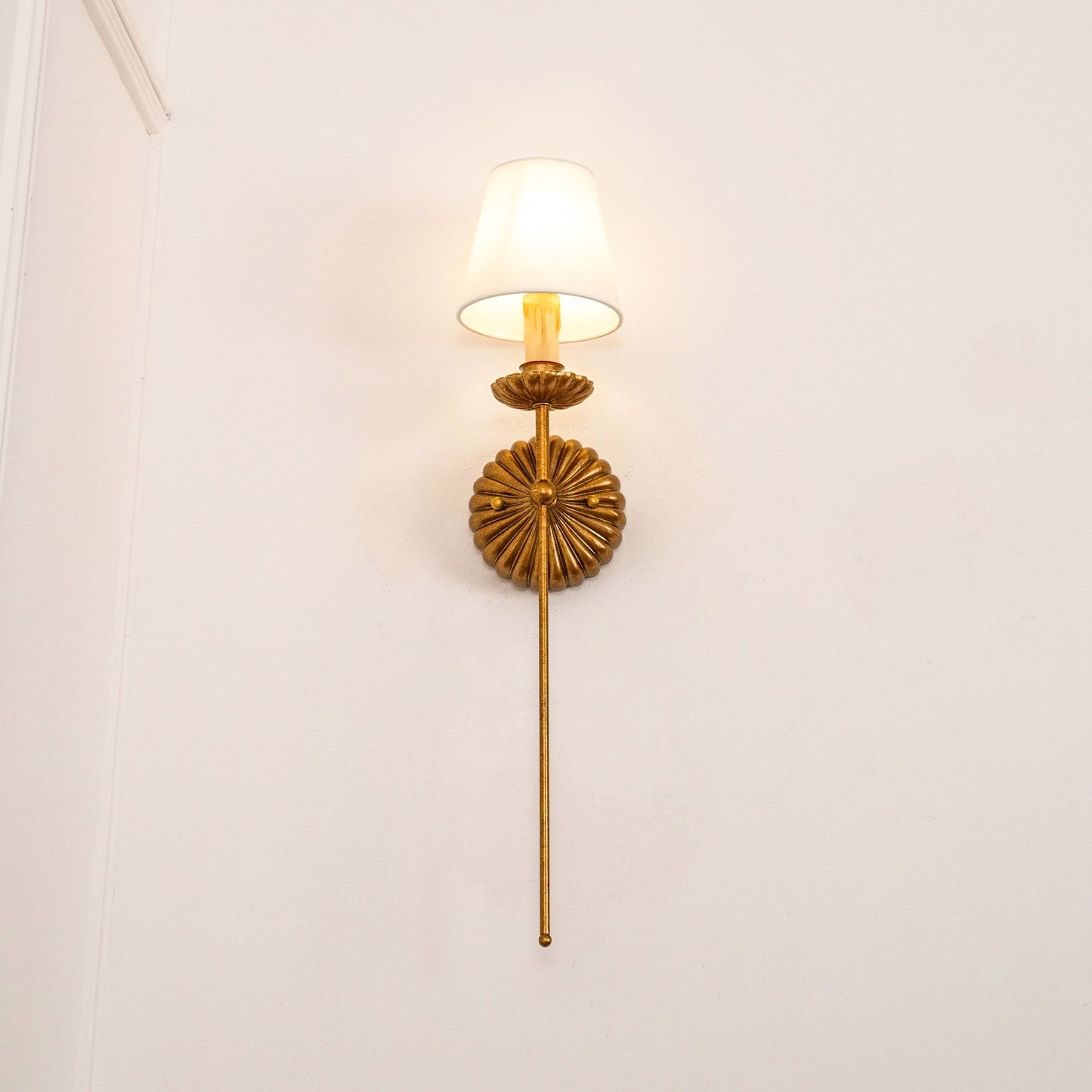 Axiom Wandlamp van Antiek Goudmetaal en Vintage Industrieel Stof
