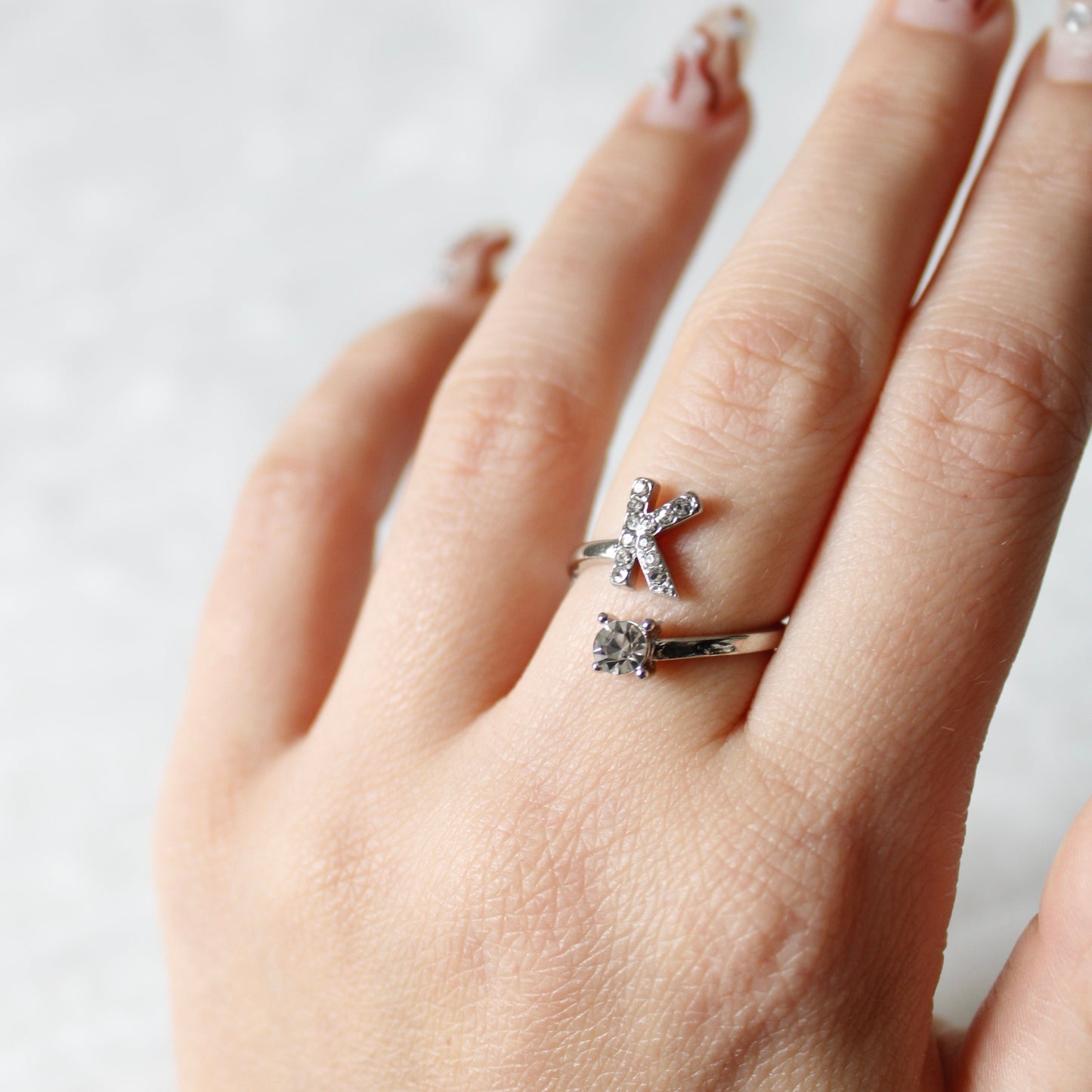 Moederdagcadeau | JewelEngrave | Elegante ring met je initialen, om herinneringen levend te houden