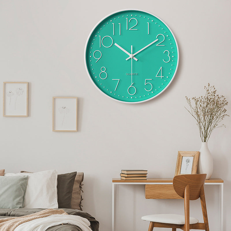 Elegante en Stille Wandklok met Reliëf Cijfers