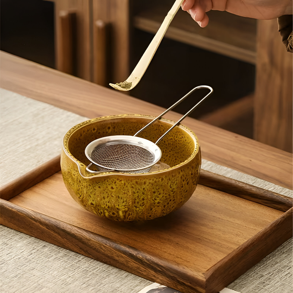 Authentiek Japanse Theeset voor Matcha – 5-delig Accessoire met handgemaakte keramische kom, zeef & bamboelepel