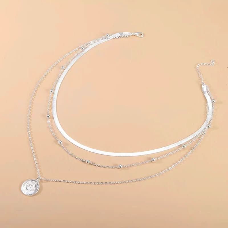 Lunaria Halsketting – Drievoudige Halsketting van Zilver voor Elegantie & Zelfvertrouwen