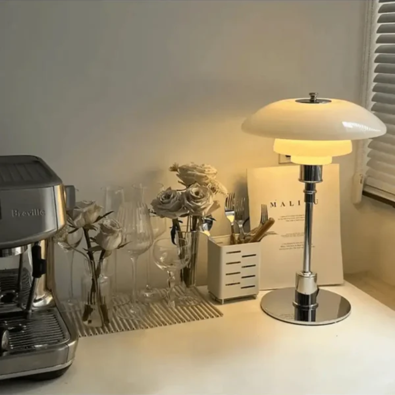 Moderne tafellamp met zachte sfeerverlichting