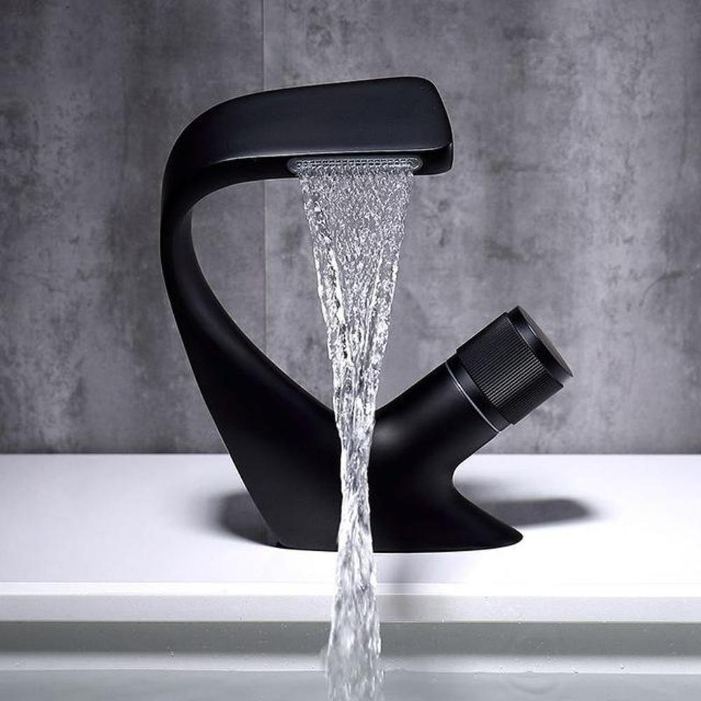 AQUACASCADE Wandkraan – Moderne Waterval Badmixer in Massief Messing