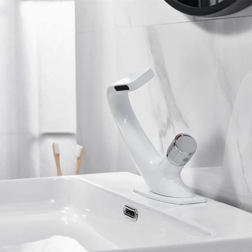 AQUACASCADE Wandkraan – Moderne Waterval Badmixer in Massief Messing