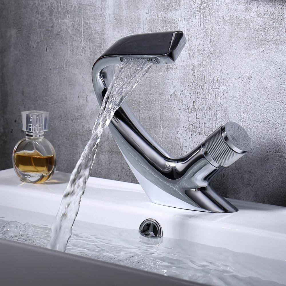 AQUACASCADE Wandkraan – Moderne Waterval Badmixer in Massief Messing