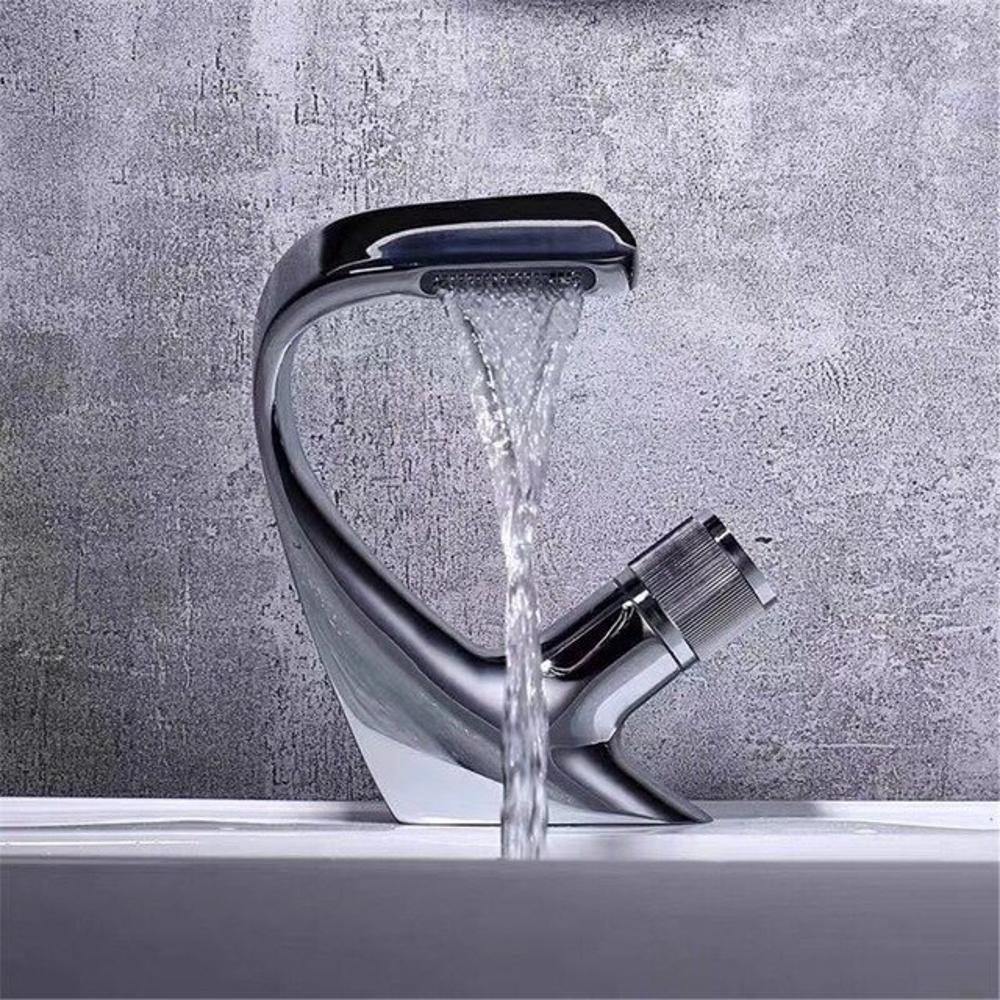 AQUACASCADE Wandkraan – Moderne Waterval Badmixer in Massief Messing