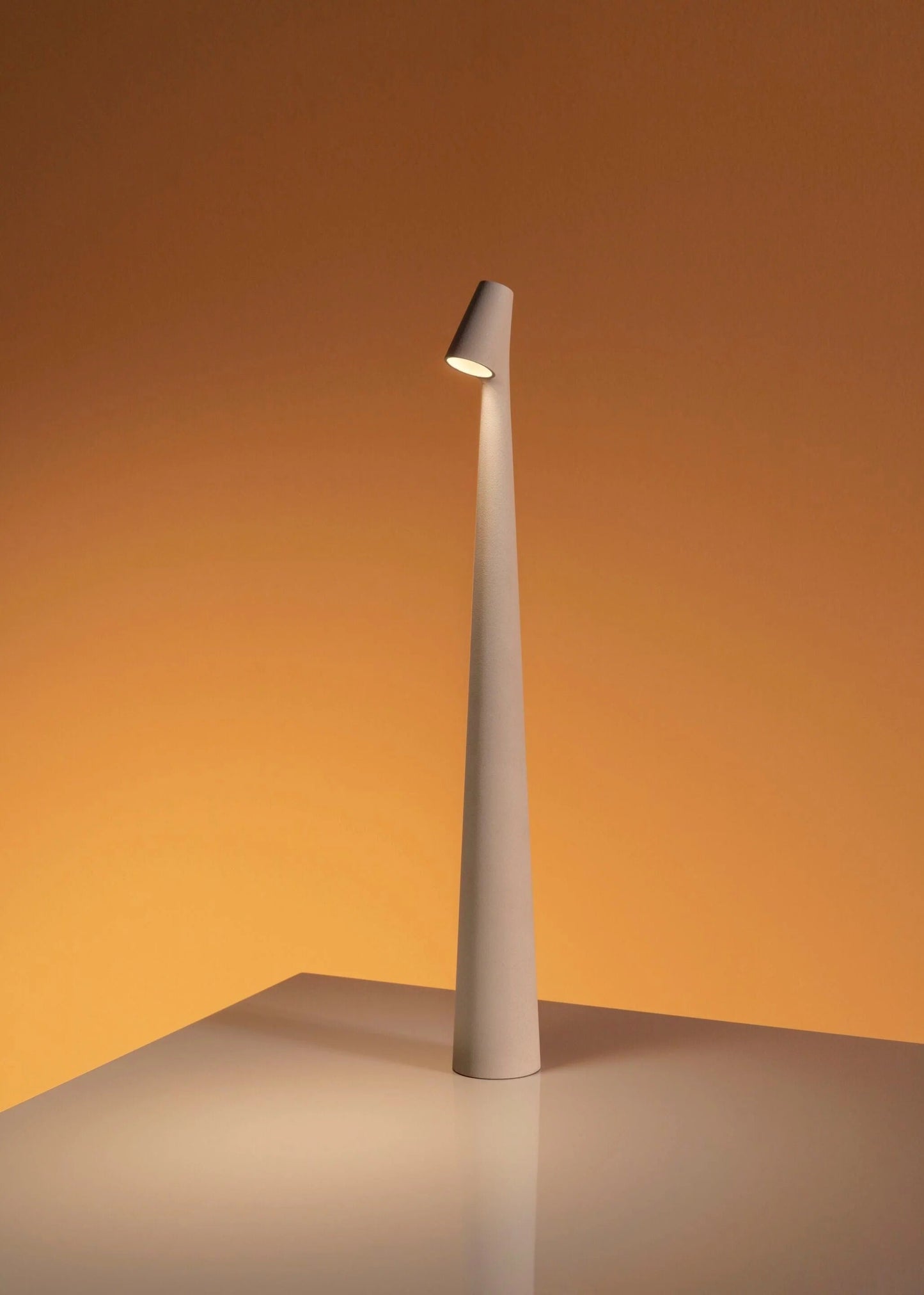 NordicGlow | Dimbare Draadloze LED Tafellamp voor Moderne Omgevingen