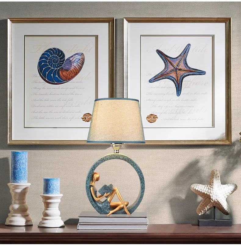Moderne Meisje Lezende Hars Nachtlamp 1-Licht Tafelstandverlichting met Tapered Stoffen Schaduw in Blauw