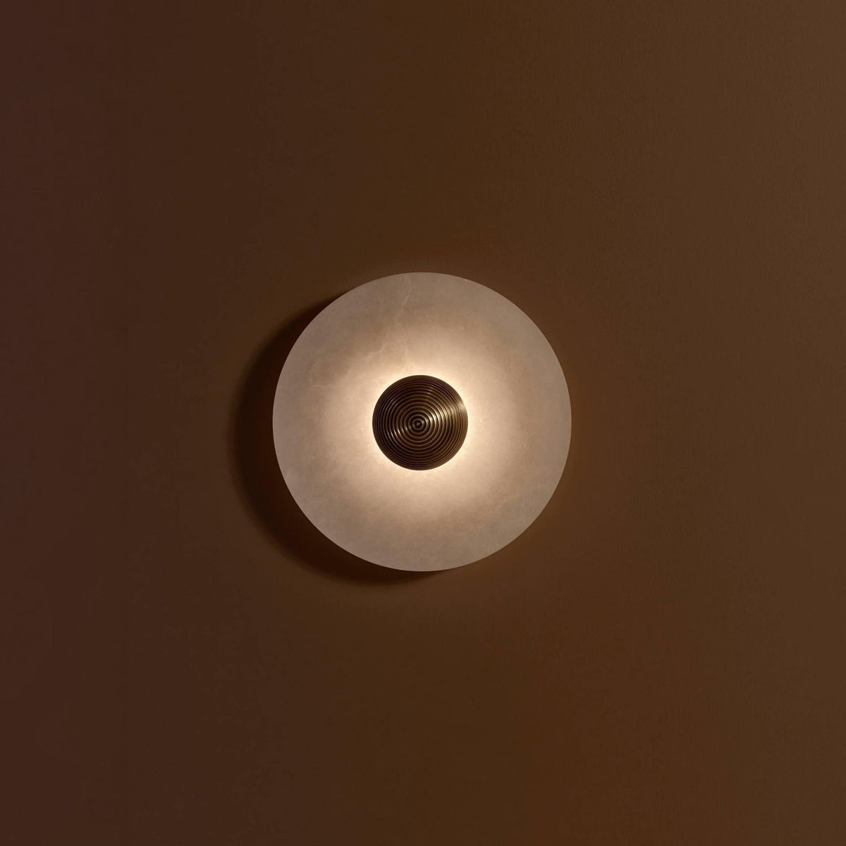 Ronde Wandlamp Alabaster Geribbeld Messing
