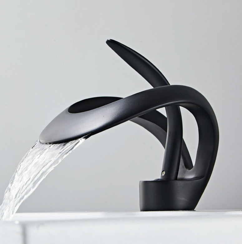 FlowArc – Moderne kraan voor de badkamer met watervaluitgang en minimalistische werking