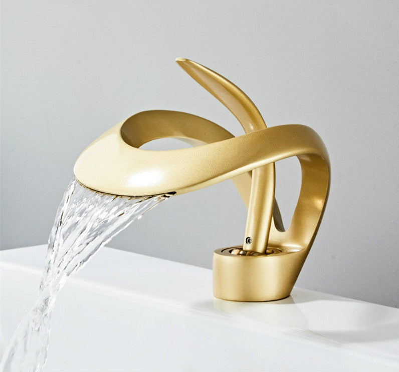 FlowArc – Moderne kraan voor de badkamer met watervaluitgang en minimalistische werking
