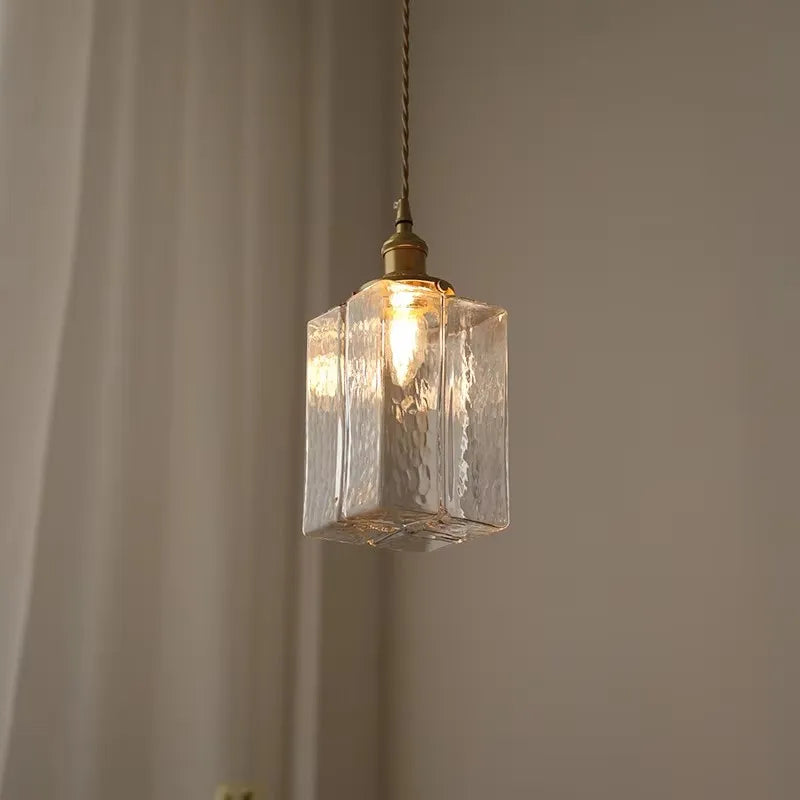 Vintage glazen hanglampen met een afwerking in messing