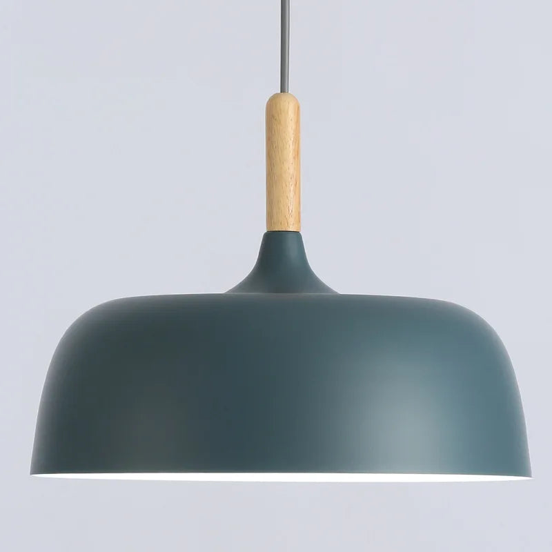 Moderne hanglamp van metaal met houten accent – Scandinavisch minimalistische stijl