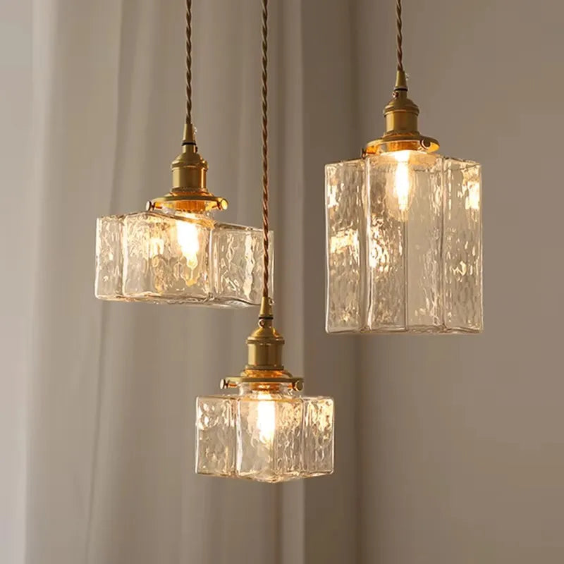 Vintage glazen hanglampen met een afwerking in messing