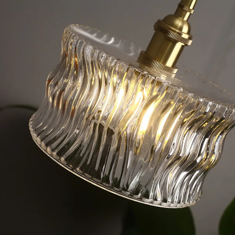 Vintage glazen hanglamp met gestreepte kap en gouden afwerking
