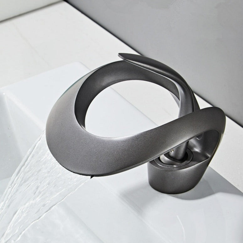 FlowArc – Moderne kraan voor de badkamer met watervaluitgang en minimalistische werking