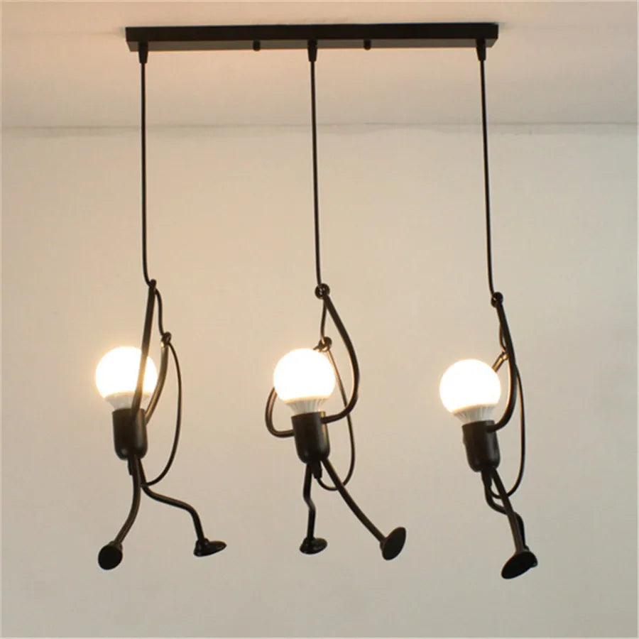 LuxeLumin Little Man Chandelier | Betoverende hanglamp in de vorm van een pop voor kinderkamers en keukeninrichting, met zachte verlichting en een leuk ontwerp.